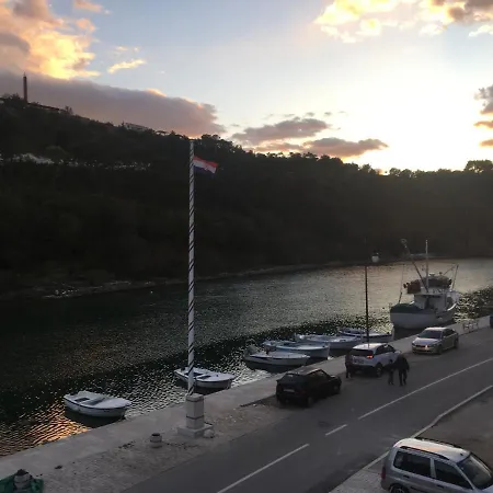 Seafront Riva Apartment *